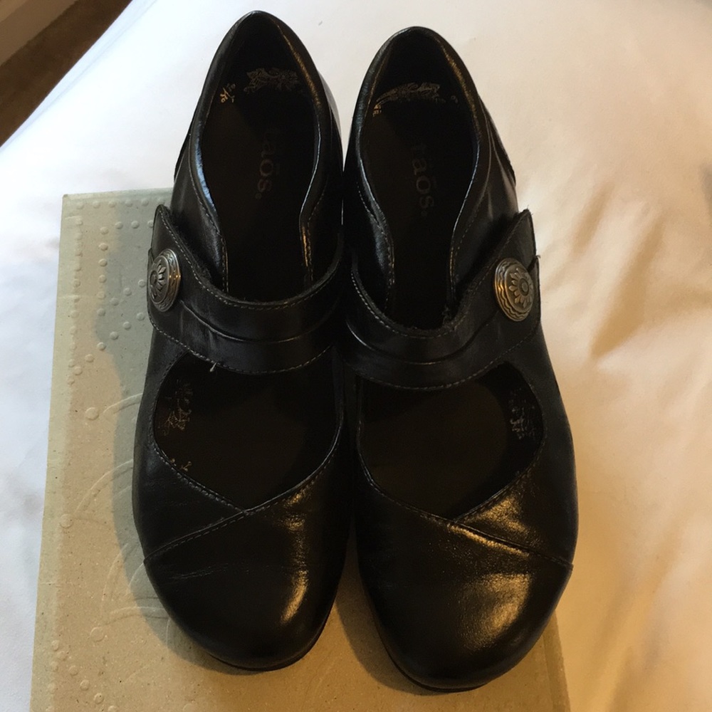 Taos Majesty Black 7.5 Cute Kitten Heels